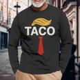 TACO トランプズ・オールウェイズ・チキン・アウト・タコス 長袖Tシャツ 高齢者への贈り物
