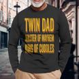 Twin Dad 父の日 ツインダッド メイヘムのマスター 抱きしめる王様 長袖Tシャツ 高齢者への贈り物