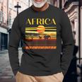 アフリカの衣装と夕日のアフリカの動物。 長袖Tシャツ 高齢者への贈り物