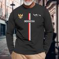 インドネシア国旗、インドネシアのシルエットマップ、国章 長袖tシャツ 長袖Tシャツ 高齢者への贈り物