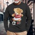 サッカーをするかわいいテディベア。 長袖Tシャツ 高齢者への贈り物