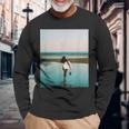サーファー ガール（写真 リアルフォト）【Surfide サーフサイド】サーフィン 夏・海 ビーチ 砂浜 おしゃれ 長袖Tシャツ 高齢者への贈り物