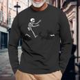 スケルトンハロウィーンを実行している面白いチワワ 長袖Tシャツ 高齢者への贈り物