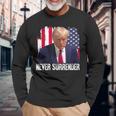 トランプは決して降伏しない 共和党大統領ドナルド・トランプ 長袖Tシャツ 高齢者への贈り物