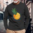 パイナップル バレーボール 面白い フルーツ ビーチ ハワイ ハワイアン スパイク 長袖Tシャツ 高齢者への贈り物