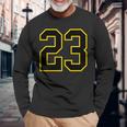 ブラックとイエローのカレッジスポーツスタイルの23番。 長袖Tシャツ 高齢者への贈り物