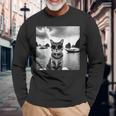ベトナムのハロン湾でサングラスをかけた猫 長袖Tシャツ 高齢者への贈り物