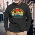 レトロな69歳の誕生日伝説は1957年7月に誕生しました。 長袖Tシャツ 高齢者への贈り物
