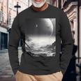 白黒写真 火星月&宇宙写真 長袖Tシャツ 高齢者への贈り物