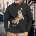 遊び心のある柴犬フェッチ追いかけテニスボール 長袖Tシャツ 高齢者への贈り物