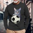 面白い猫サッカーボールグラフィック子猫のスポーツ愛好家のコスチューム 長袖Tシャツ 高齢者への贈り物