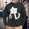黒猫と白猫 長袖Tシャツ 高齢者への贈り物
