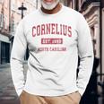 Cornelius North Carolina Nc ビンテージスポーツデザイン レッドデザイン 長袖Tシャツ 高齢者への贈り物