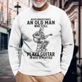 Never Underestimate An Old Man Who Who Guitar 長袖Tシャツ 高齢者への贈り物