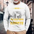 Never Underestimate An Old Man Who Know Karate 長袖Tシャツ 高齢者への贈り物