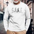 アビーロードの横断歩道を渡る4匹のナマケモノ 長袖Tシャツ 高齢者への贈り物