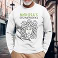 メドゥーサの石造物 面白いギリシャ神話 長袖Tシャツ 高齢者への贈り物