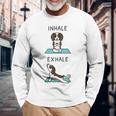 ヨガ吸い込む息を吐くイングリッシュ・スプリンガー・スパニエル犬 長袖Tシャツ 高齢者への贈り物