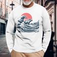 神奈川沖のビッグウェーブでサーフィンをするサーファーのカピバラ 長袖Tシャツ 高齢者への贈り物