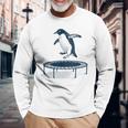 面白いペンギンがトランポリンでジャンプ 長袖Tシャツ 高齢者への贈り物