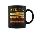 アフリカの衣装と夕日のアフリカの動物。 コーヒーマグ