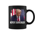 トランプは決して降伏しない 共和党大統領ドナルド・トランプ コーヒーマグ