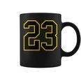 ブラックとイエローのカレッジスポーツスタイルの23番。 コーヒーマグ