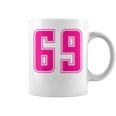 ピンク色背番号 69 チーム短大スポーツピンク色背番号付きユニフォーム コーヒーマグ