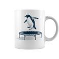 面白いペンギンがトランポリンでジャンプ コーヒーマグ