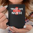 Trust Me Im A Nurseシャツは、すべての看護師、家族、友人に贈ることができます。 コーヒーマグ 面白い贈り物