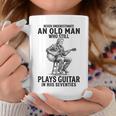 Never Underestimate An Old Man Who Who Guitar コーヒーマグ 面白い贈り物