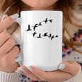 飛ぶ鳥の群れ 長袖tシャツ コーヒーマグ 面白い贈り物