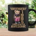1965年12月 60歳の誕生日 60歳のテディベア Being Awesome コーヒーマグ ギフトのアイデア