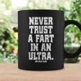 Never Trust A Fart In An Ultra 100マイル ウルトラトレイルランニング コーヒーマグ ギフトのアイデア