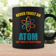 Never Trust An Atom グラフィック皮肉tシャツ コーヒーマグ ギフトのアイデア