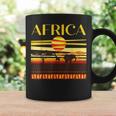 アフリカの衣装と夕日のアフリカの動物。 コーヒーマグ ギフトのアイデア