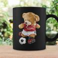 サッカーをするかわいいテディベア。 コーヒーマグ ギフトのアイデア