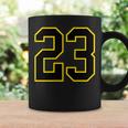 ブラックとイエローのカレッジスポーツスタイルの23番。 コーヒーマグ ギフトのアイデア