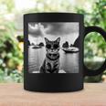 ベトナムのハロン湾でサングラスをかけた猫 コーヒーマグ ギフトのアイデア