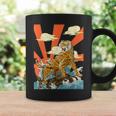 朝日を背景に、波の上を轟かせる雄大な虎。 コーヒーマグ ギフトのアイデア