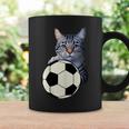 面白い猫サッカーボールグラフィック子猫のスポーツ愛好家のコスチューム コーヒーマグ ギフトのアイデア