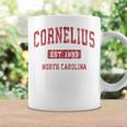 Cornelius North Carolina Nc ビンテージスポーツデザイン レッドデザイン コーヒーマグ ギフトのアイデア