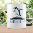 面白いペンギンがトランポリンでジャンプ コーヒーマグ ギフトのアイデア