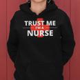Trust Me Im A Nurseシャツは、すべての看護師、家族、友人に贈ることができます。 レディースパーカー