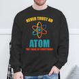 Never Trust An Atom グラフィック皮肉tシャツ スウェットシャツ 高齢者への贈り物
