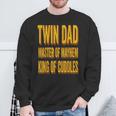 Twin Dad 父の日 ツインダッド メイヘムのマスター 抱きしめる王様 スウェットシャツ 高齢者への贈り物