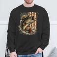 ビンテージバスフィッシング迷彩、アメリカ国旗。 長袖tシャツ スウェットシャツ 高齢者への贈り物