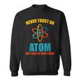 Never Trust An Atom グラフィック皮肉tシャツ スウェットシャツ