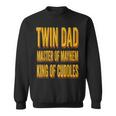 Twin Dad 父の日 ツインダッド メイヘムのマスター 抱きしめる王様 スウェットシャツ