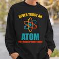Never Trust An Atom グラフィック皮肉tシャツ スウェットシャツ 彼への贈り物